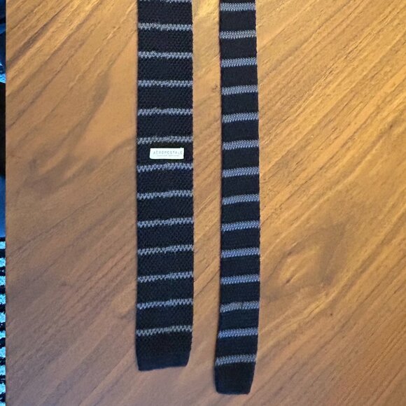 Men's Aeropostale Knitted Black and Gray Squared Off Tie - Picture 3 of 3